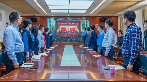 金沙9001w以诚为本师生热切关注党的二十大开幕盛况